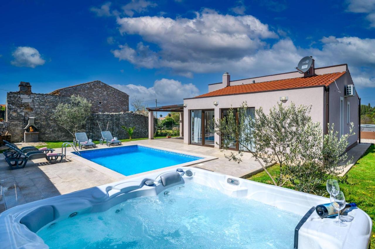 Bobo Family House With Pool Vodnjan Exterior foto