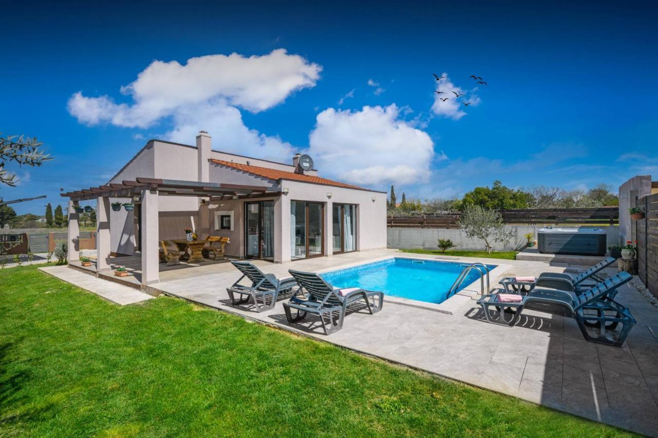 Bobo Family House With Pool Vodnjan Exterior foto