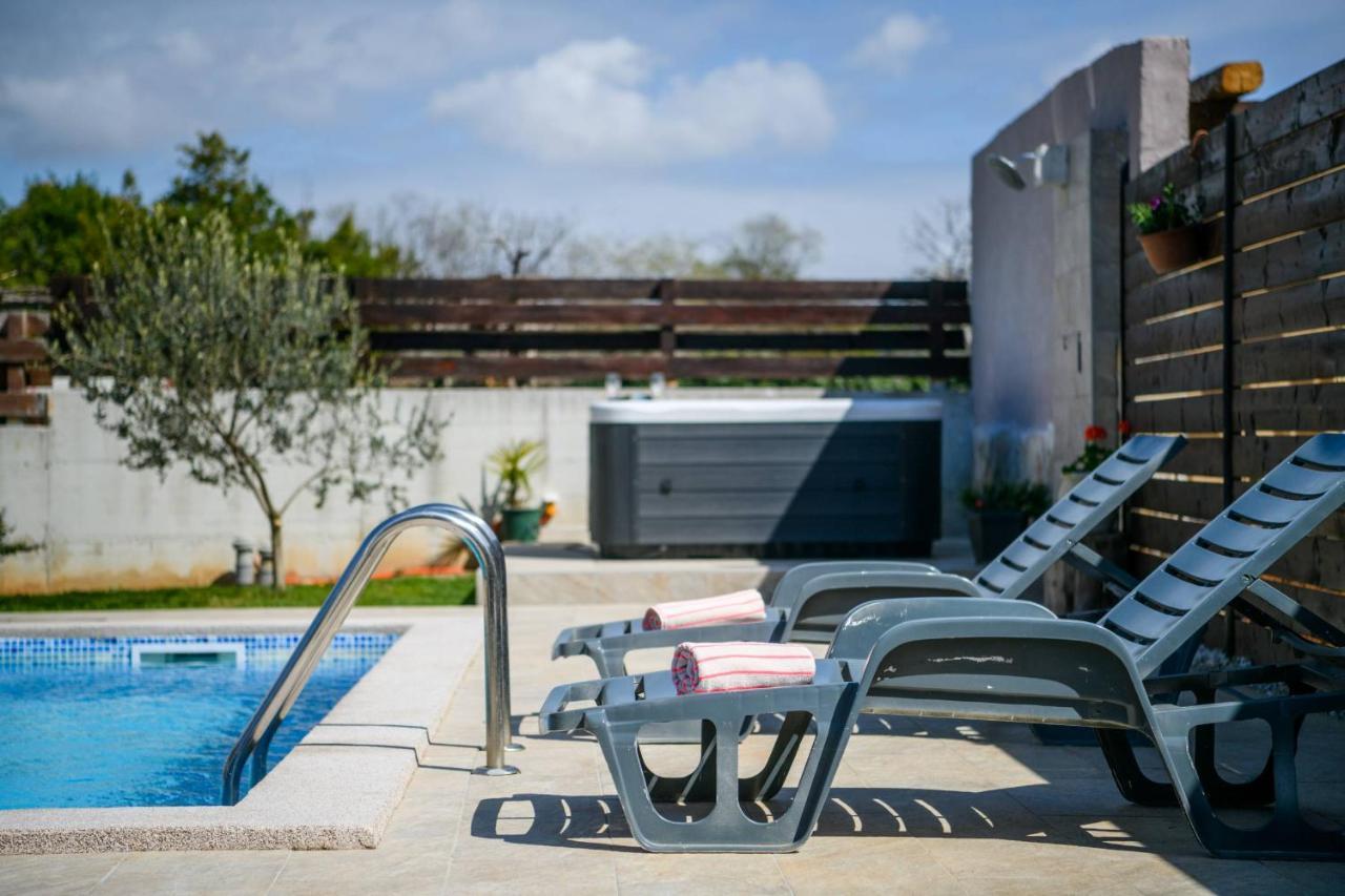 Bobo Family House With Pool Vodnjan Exterior foto